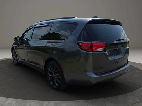 Used 2019 Chrysler Pacifica Touring-L Plus w/ S Appearance Package FWD image 4