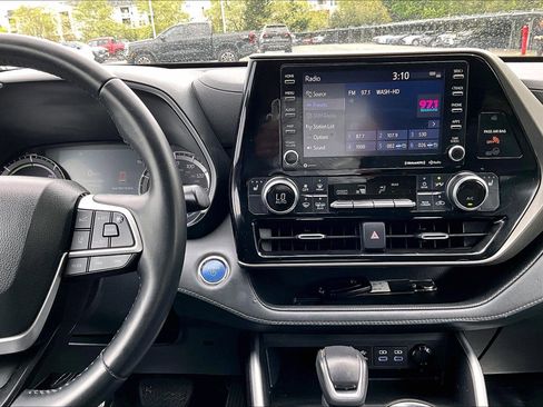 Used 2022 Toyota Highlander XLE AWD/4WD image 6