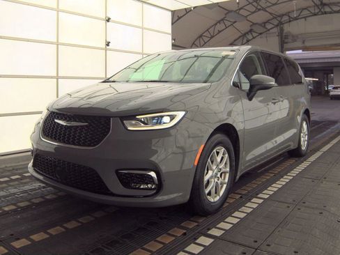 Used 2023 Chrysler Pacifica Touring-L image 2