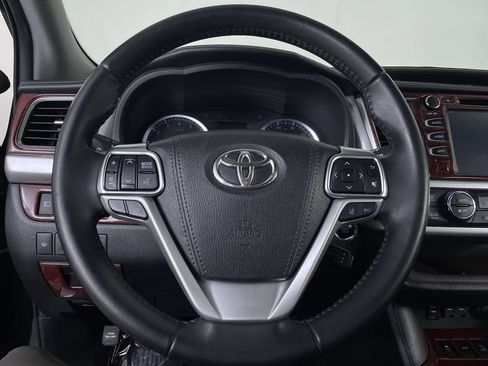 Used 2019 Toyota Highlander XLE AWD/4WD image 13