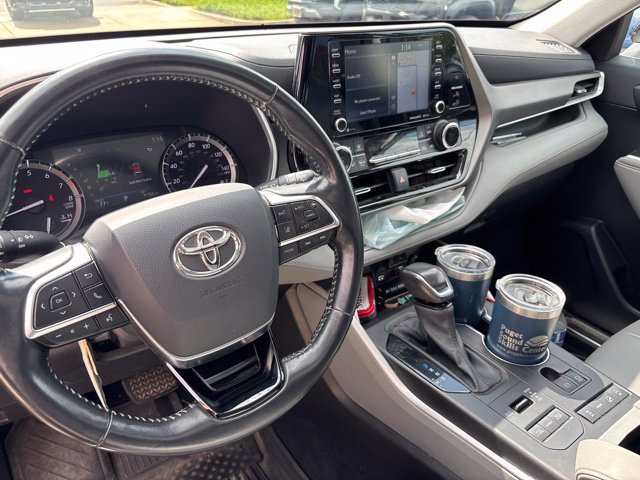 Used 2021 Toyota Highlander XLE AWD/4WD image 10