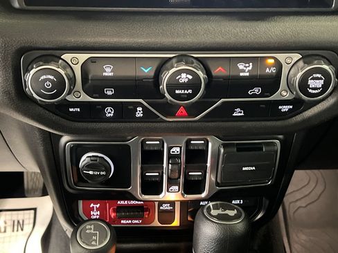 Used 2025 Jeep Wrangler Unlimited Sport AWD/4WD image 29