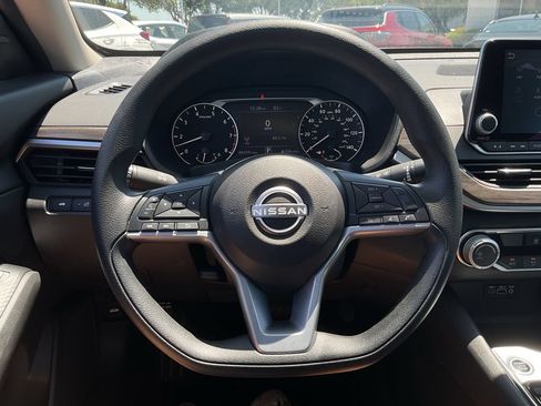 Used 2025 Nissan Altima 2.5 SV FWD image 27