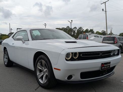 Used 2018 Dodge Challenger SXT image 9