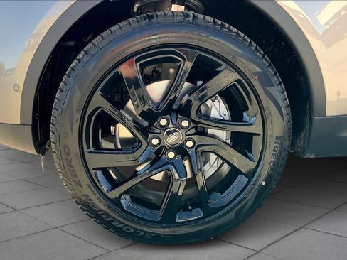 New 2025 Land Rover Discovery S image 11