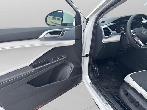 New 2025 Volkswagen Taos SE image 6