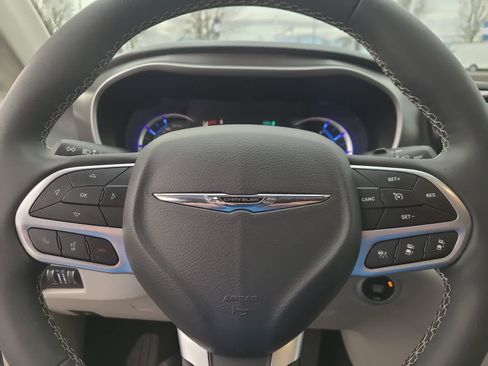 Used 2023 Chrysler Pacifica Touring-L image 23