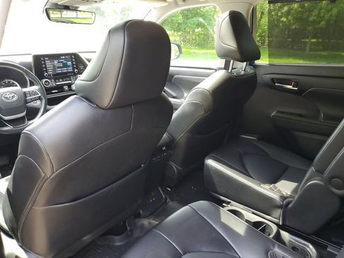 Used 2022 Toyota Highlander XLE AWD/4WD image 29