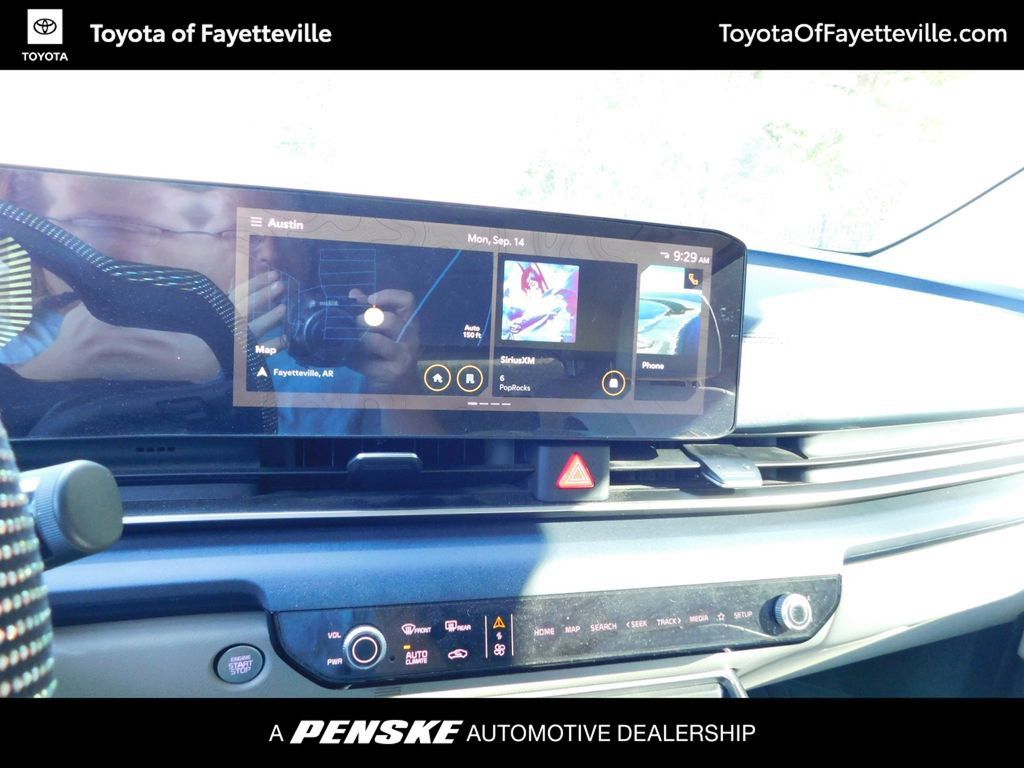 Used 2025 Kia Carnival EX FWD image 5