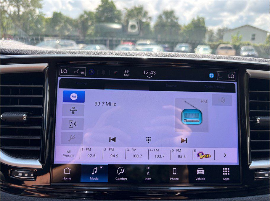 Used 2024 Chrysler Pacifica Limited FWD image 30