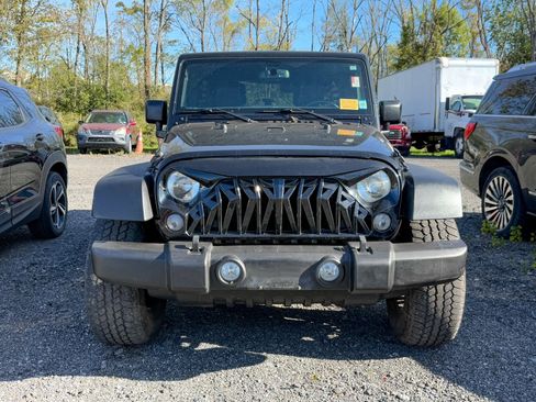 Used 2018 Jeep Wrangler Unlimited Rubicon w/ Connectivity Group image 2