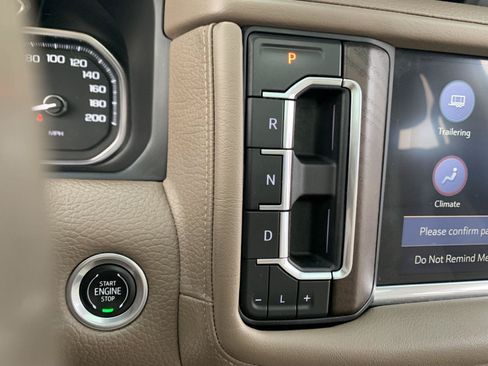 Used 2021 GMC Yukon XL Denali w/ Denali Premium Package AWD/4WD image 9