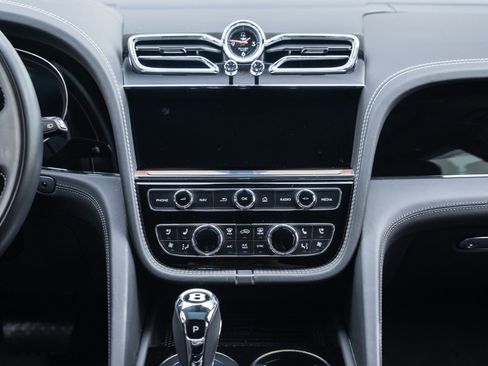Used 2024 Bentley Bentayga image 29