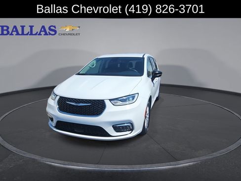 Used 2024 Chrysler Pacifica Touring-L FWD image 3