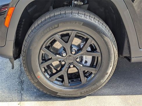 New 2025 Jeep Grand Cherokee Altitude image 9