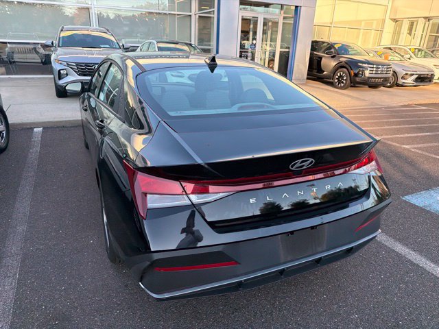 Certified 2025 Hyundai Elantra SE FWD image 11