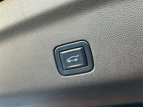 Used 2023 GMC Yukon XL SLT image 33