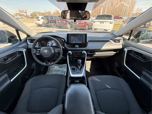 Used 2019 Toyota RAV4 LE image 29