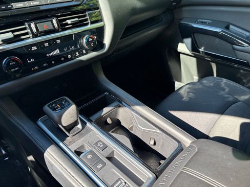 Used 2025 Nissan Pathfinder SV FWD image 40