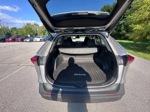 Used 2021 Toyota RAV4 LE AWD/4WD image 10