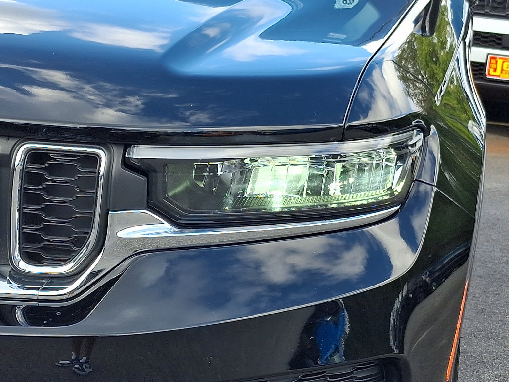 Certified 2023 Jeep Grand Cherokee Laredo X AWD/4WD image 9