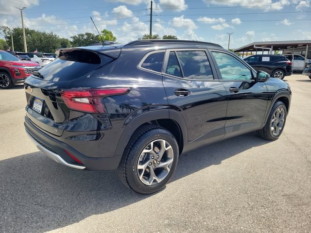 Used 2025 Chevrolet Trax LT FWD image 4