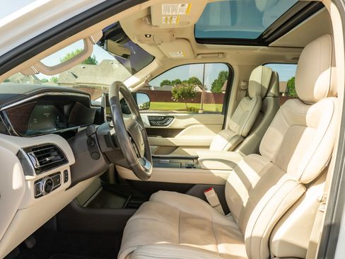 Used 2018 Lincoln Navigator Reserve AWD/4WD image 11