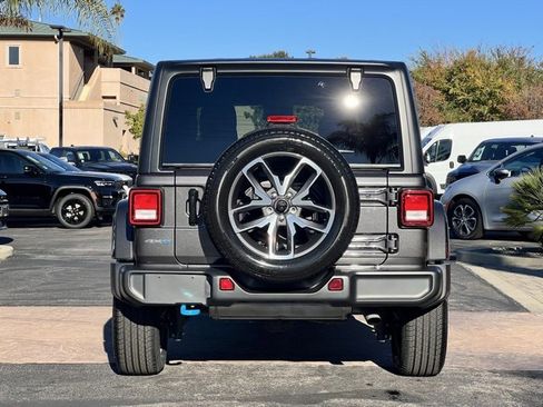 Used 2024 Jeep Wrangler Unlimited image 13