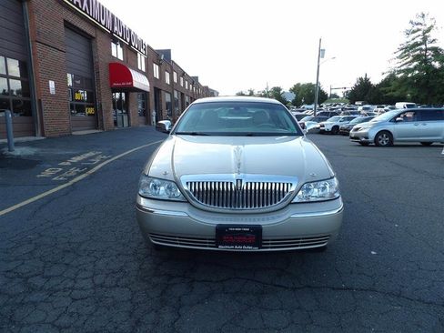 Used 2008 Lincoln Town Car Signature Limited image 3