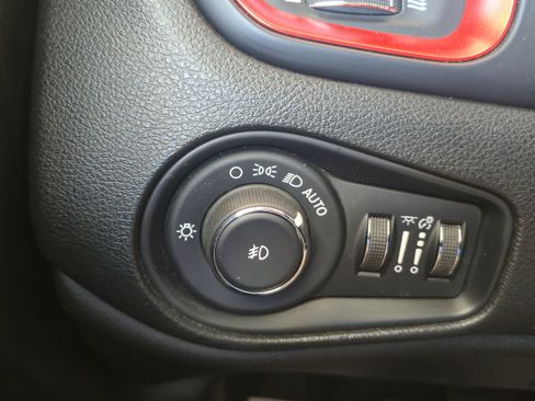 Used 2020 Jeep Renegade Trailhawk w/ Cold Weather Group AWD/4WD image 34