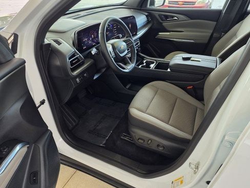 Used 2026 Chevrolet Traverse LT w/ Driver Confidence Package FWD image 8