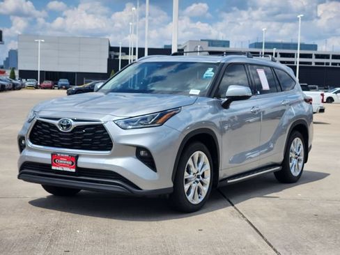 Certified 2025 Toyota Highlander Limited AWD/4WD image 3