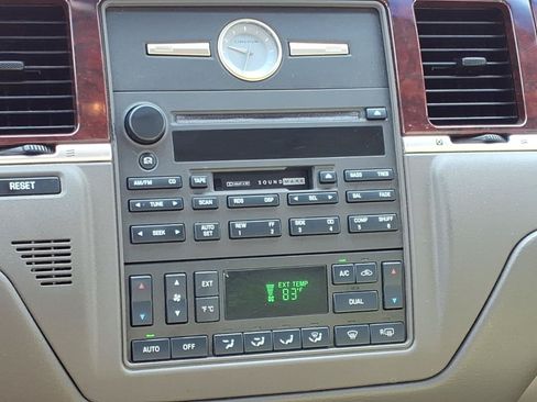 Used 2004 Lincoln Town Car Ultimate RWD image 6