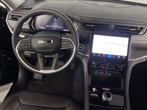 Used 2023 Jeep Grand Cherokee Limited image 14