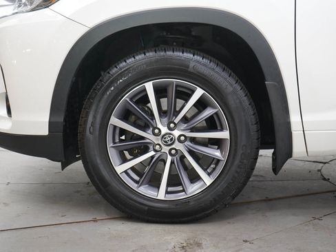 Used 2018 Toyota Highlander XLE AWD/4WD image 29