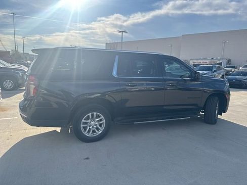 Used 2023 Chevrolet Suburban LT image 3