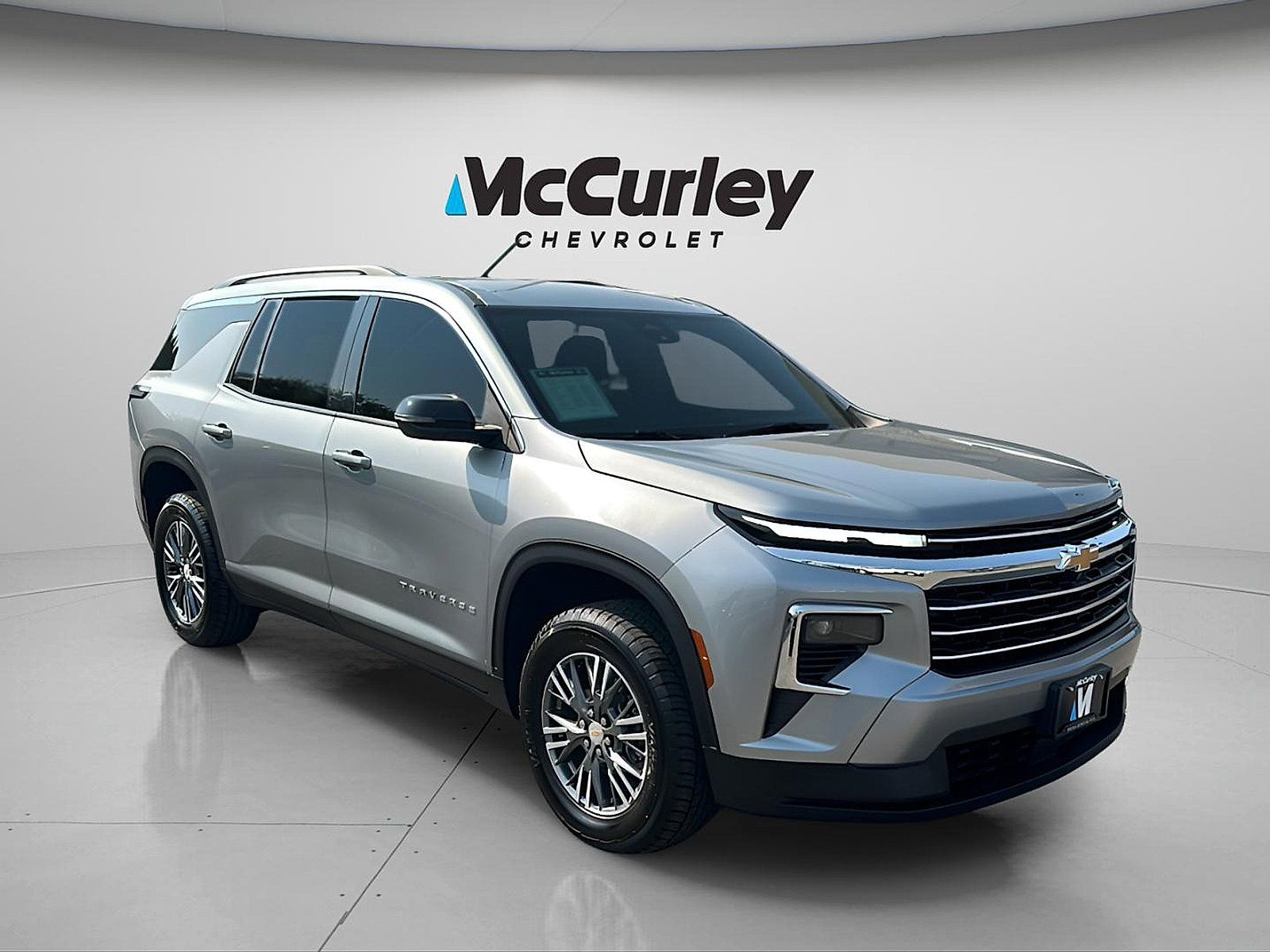 Used 2025 Chevrolet Traverse LT AWD/4WD image 1