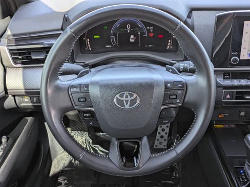 Used 2025 Toyota Camry SE w/ Convenience Package FWD image 20