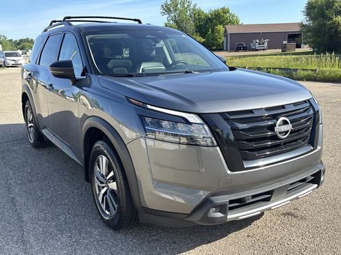 Used 2023 Nissan Pathfinder SL w/ Black Appearance Package AWD/4WD image 1