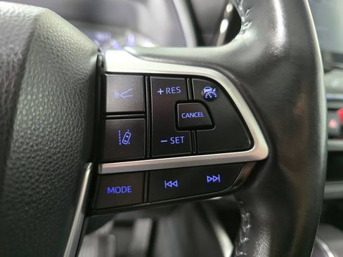 Used 2022 Toyota Highlander XLE AWD/4WD image 29