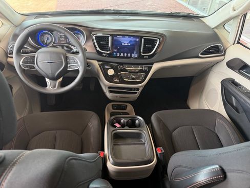 Used 2018 Chrysler Pacifica Touring Plus FWD image 22