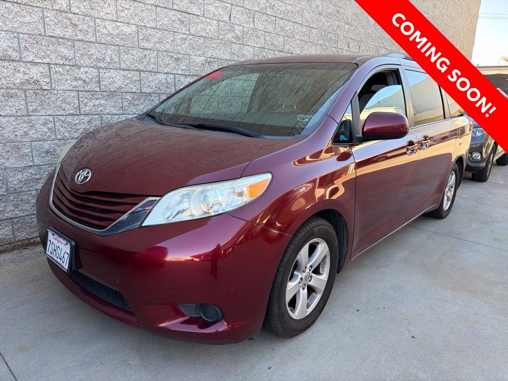 Used 2015 Toyota Sienna LE FWD image 2