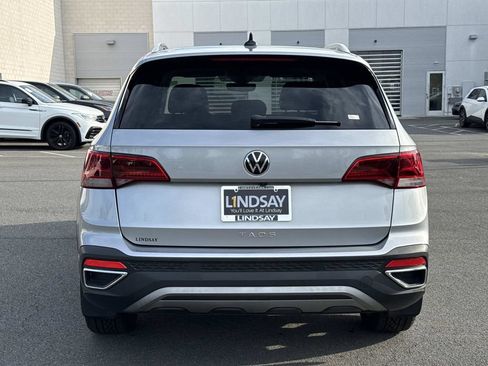 Used 2023 Volkswagen Taos SE w/ Panoramic Sunroof Package FWD image 4