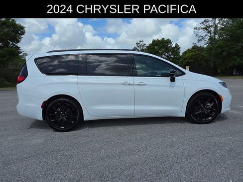 Used 2024 Chrysler Pacifica Limited w/ S Appearance Package image 2