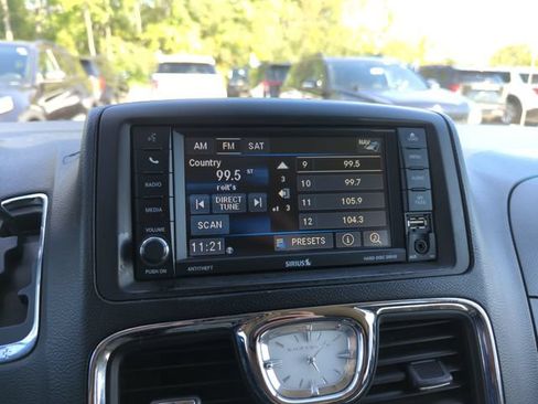 Used 2016 Chrysler Town & Country Touring w/ Driver Convenience Group FWD image 41