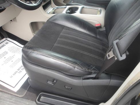 Used 2014 Chrysler Town & Country Touring-L FWD image 11