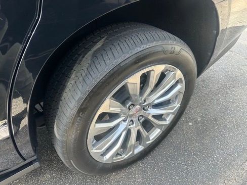 Used 2024 GMC Yukon Denali w/ Advanced Technology Package image 9