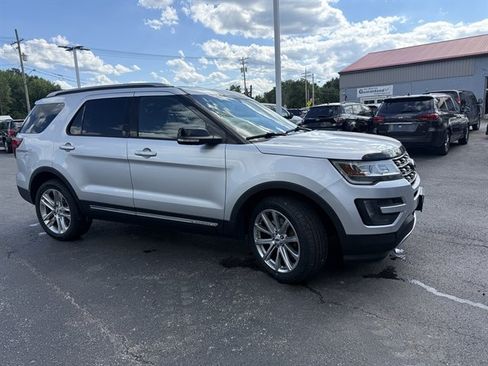 Used 2016 Ford Explorer XLT w/ Equipment Group 202A AWD/4WD image 3