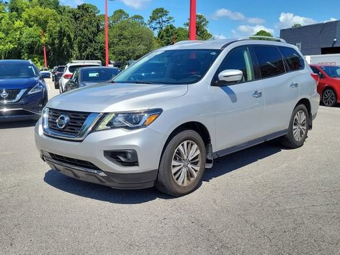 Used 2017 Nissan Pathfinder SL w/ Cargo Package FWD image 5