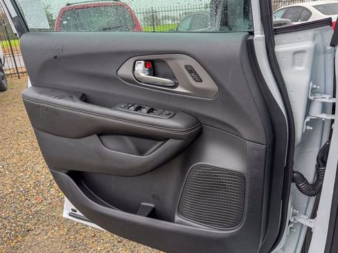 New 2026 Chrysler Pacifica Select image 13